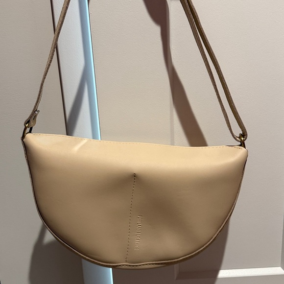 Portland Leather, Koala Sling Bag, Medium, Bon - Picture 5 of 8